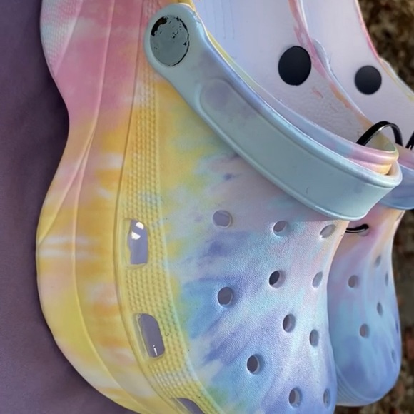 NWT NEW WITH TAGS / NEVER WORN

RAINBOW CROCS ( off brand) - Picture 3 of 3